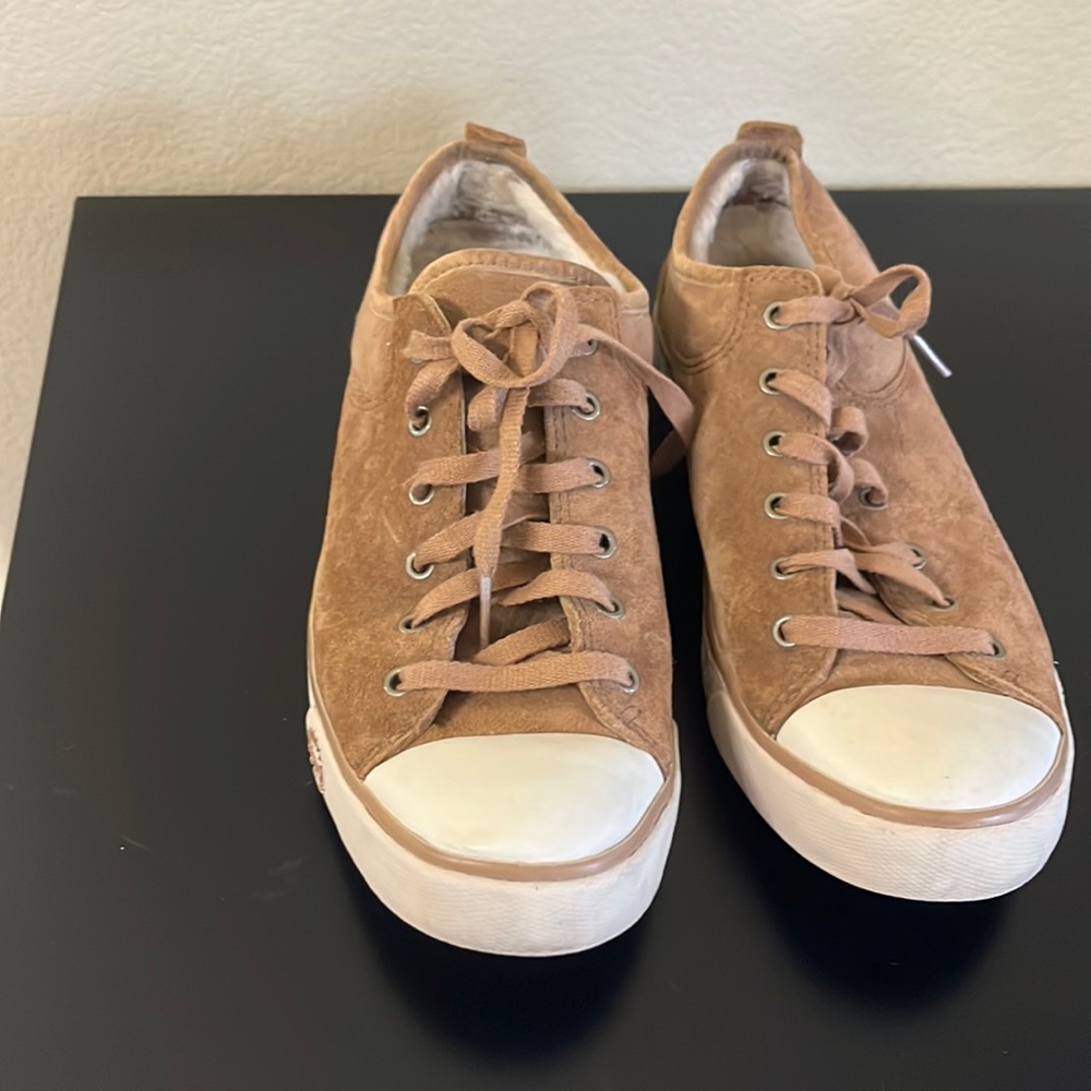Uggs suede chestnut color snickers
